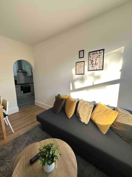 2 Bed Apt Sofa Bed Up To 6 Лондон Экстерьер фото