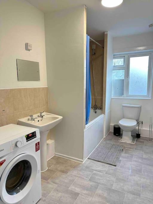 2 Bed Apt Sofa Bed Up To 6 Лондон Экстерьер фото