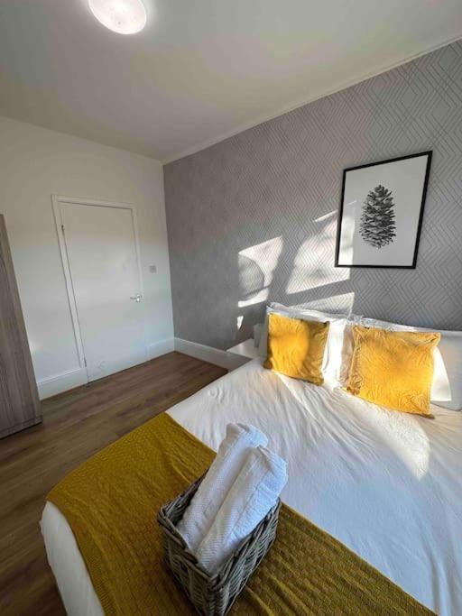 2 Bed Apt Sofa Bed Up To 6 Лондон Экстерьер фото