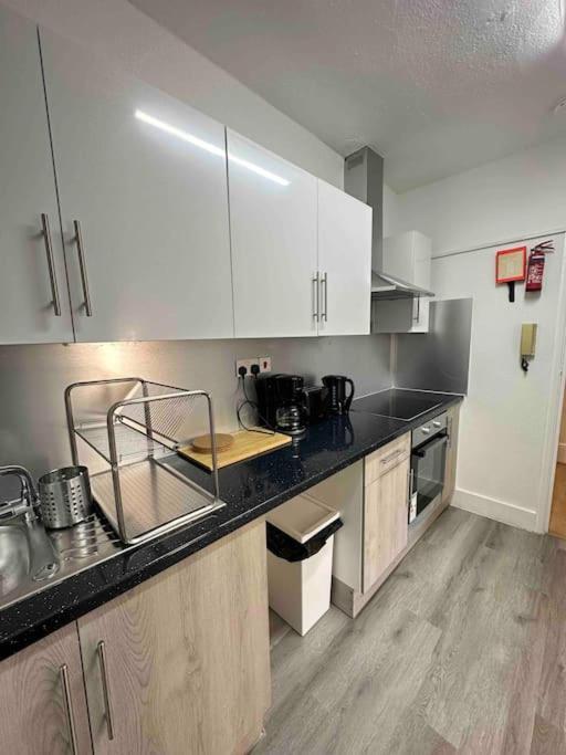 2 Bed Apt Sofa Bed Up To 6 Лондон Экстерьер фото