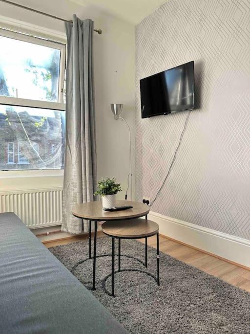 2 Bed Apt Sofa Bed Up To 6 Лондон Экстерьер фото
