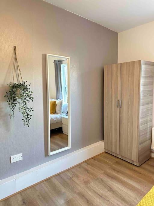 2 Bed Apt Sofa Bed Up To 6 Лондон Экстерьер фото